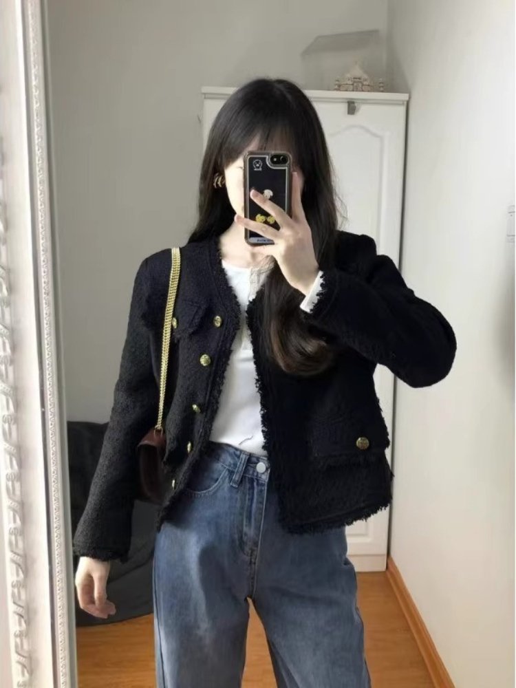 Winter Clothing Pictures - เสื้อแจ็คเก็ตสีดำสำหรับผู้หญิงในฤดูใบไม้ร่วงและฤดูหนาว ดีไซน์หรูหราพร้อมเนื้อผ้าขนสัตว์หยาบ โดดเด่นด้วยกระดุมหลายเม็ดและทรงสั้น